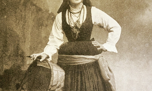 A fotografia da rainha Dona Maria Pia vestida de varina no baile de máscaras do Palácio da Ajuda, em 16 de Fevereiro de 1865