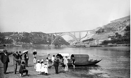 O Porto. A atrevessia do rio Douro era feito pelos barcos valboeiros no final do séc. XIX 