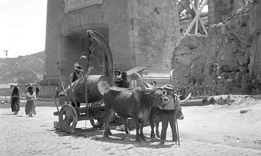 Weighing a barrel of wine at the "gates" of the Luís I Bridge in Porto, at the beginning of the 20th century